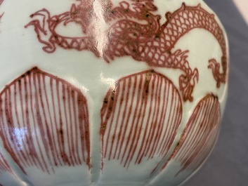 Een Chinese kom met koperrood drakendecor op celadon fondkleur, Kangxi